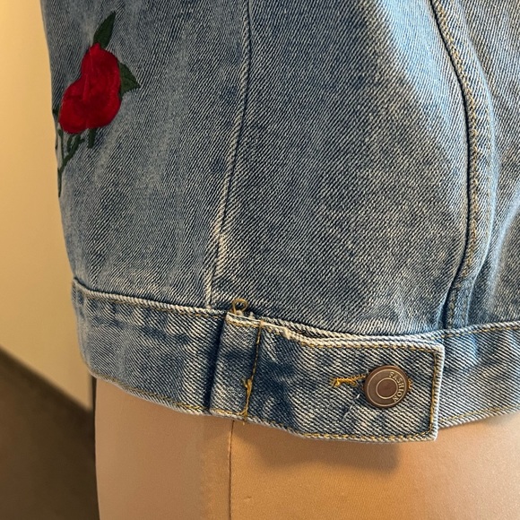 NWT 🌹 Roses embroidery blue denim jacked M - Picture 9 of 13